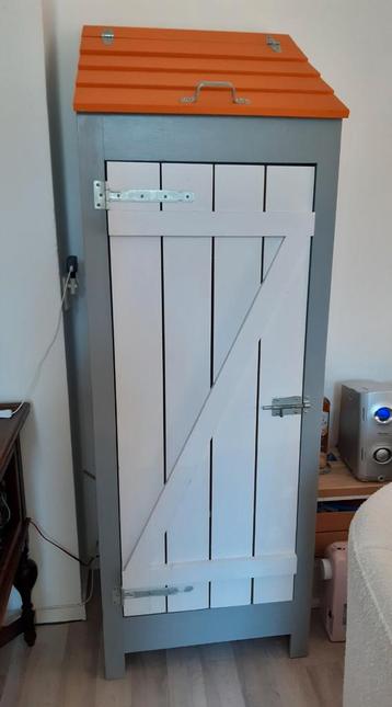 Houten kledingkast met klep beschikbaar voor biedingen