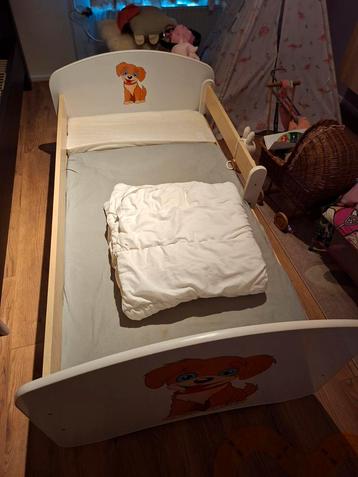Peuterbed met hondjes beschikbaar voor biedingen