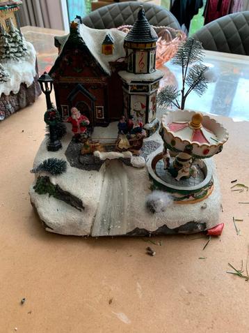 Kersttafereel met carrousel, verlichting en carrousel werken beschikbaar voor biedingen