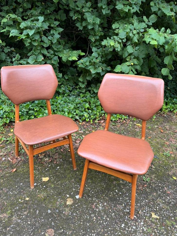 2 eetkamerstoelen (vintage/skai/jaren60), Huis en Inrichting, Stoelen, Gebruikt, Twee, Hout, Leer, Bruin, Ophalen of Verzenden