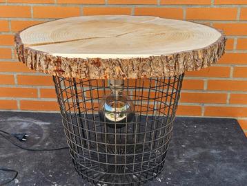 Bijzettafel met verlichting en geurend hout beschikbaar voor biedingen