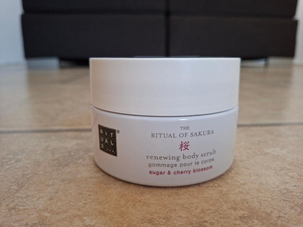 NIEUWE Rituals of sakura renewing body scrub 250 gram, Ophalen of Verzenden, Nieuw, Overige typen