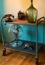 Vintage industrieel design trolley, Huis en Inrichting, Tafels | Bijzettafels, Minder dan 55 cm, Gebruikt, Metaal of Aluminium