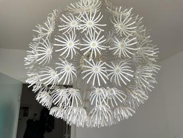 Grote ronde ikea lamp. Stoffig maar nog heel leuk beschikbaar voor biedingen