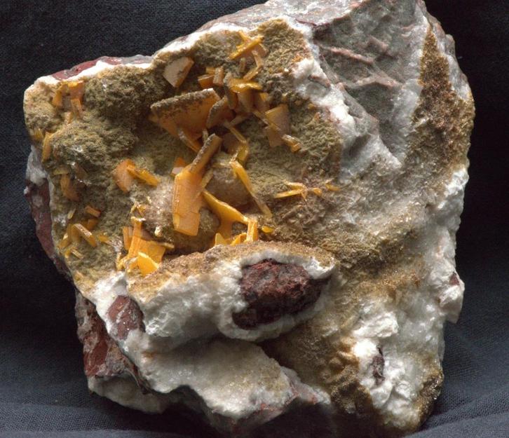 Wulfeniet – Touissit, Jerada, Marokko, Verzamelen, Mineralen en Fossielen, Mineraal, Ophalen of Verzenden