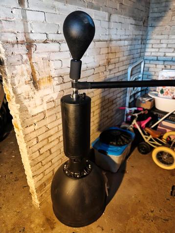 Staande bokszak met reflex bar beschikbaar voor biedingen