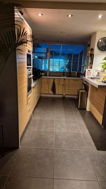 Complete keuken met inbouwapparatuur. 4350mm x2400mm beschikbaar voor biedingen