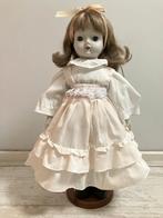 porselein popje met standaard, 40 cm, Ophalen of Verzenden, Zo goed als nieuw, Pop