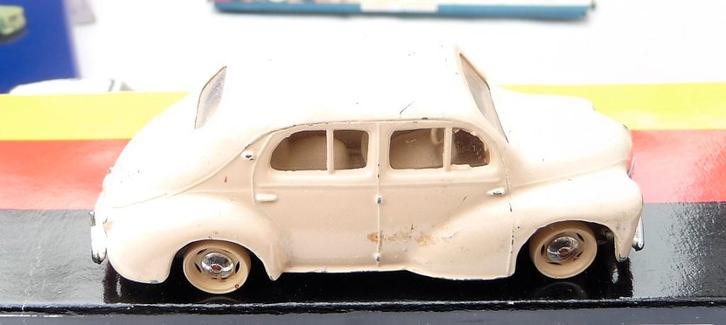 RENAULT 4 CV 1/43 VAN MODELCAR BEIGE, EN SPEC UITG.TRABANT, Hobby en Vrije tijd, Modelauto's | 1:43, Nieuw, Auto, Overige merken