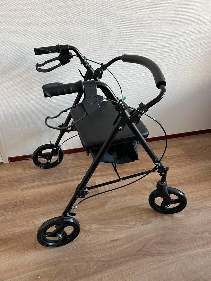 Te Koop : Rollator Lucovitaal Compacto Inklapbaar Rugleuning, Diversen, Rollators, Zo goed als nieuw, Lichtgewicht, Opvouwbaar