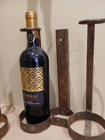 Vintage 3 muurhouders voor 2 wijnflessen -  metaal  beschikbaar voor biedingen