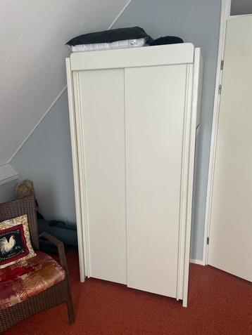 Witte kledingkast met schuifdeuren beschikbaar voor biedingen