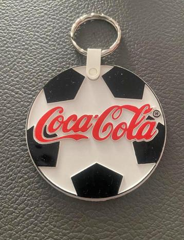 Sleutelhanger Coca-cola in voetbal vorm. beschikbaar voor biedingen
