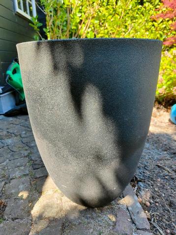 Zwarte kunststof bloempot beschikbaar voor biedingen