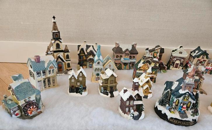 27 stuks Kersthuisjes Porselein - Diverse Beeldjes, Verzamelen, Dierenverzamelingen, Gebruikt, Beeldje of Figuurtje, Overige soorten