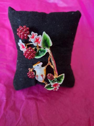 Zeer leuke broche muis in bramentak beschikbaar voor biedingen