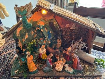  2 MOOIE OUDERE KERSTSTALLEN MET BEELDEN beschikbaar voor biedingen