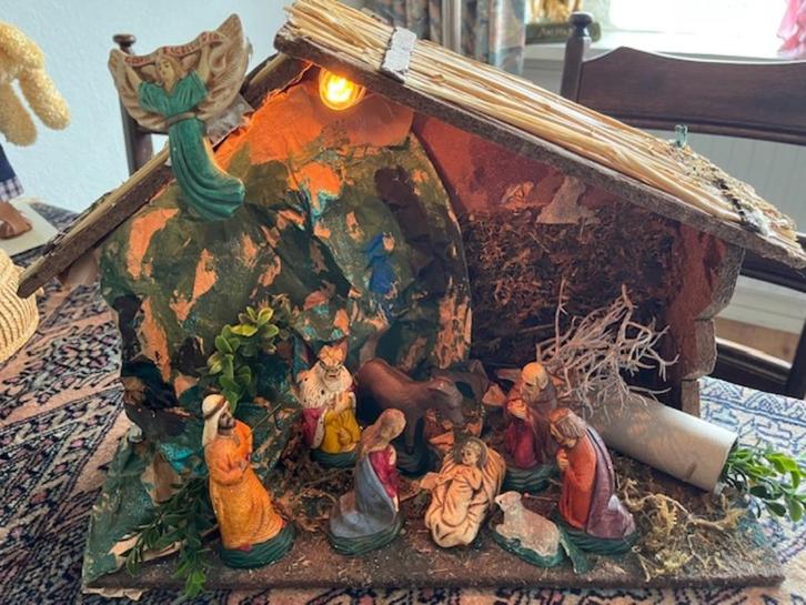 2 MOOIE OUDERE KERSTSTALLEN MET BEELDEN, Diversen, Kerst, Gebruikt, Ophalen