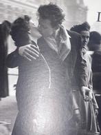Robert Doisneau - De kus voor het stadhuis, Ophalen of Verzenden, Zo goed als nieuw, Fotografie algemeen