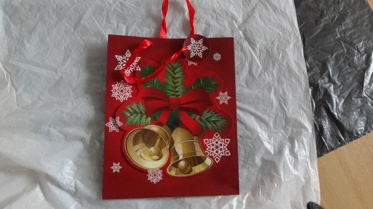 Twee, sjieke en stevige kerstkadoverpakkingen met GRATIS e, Diversen, Kerst, Zo goed als nieuw, Ophalen of Verzenden