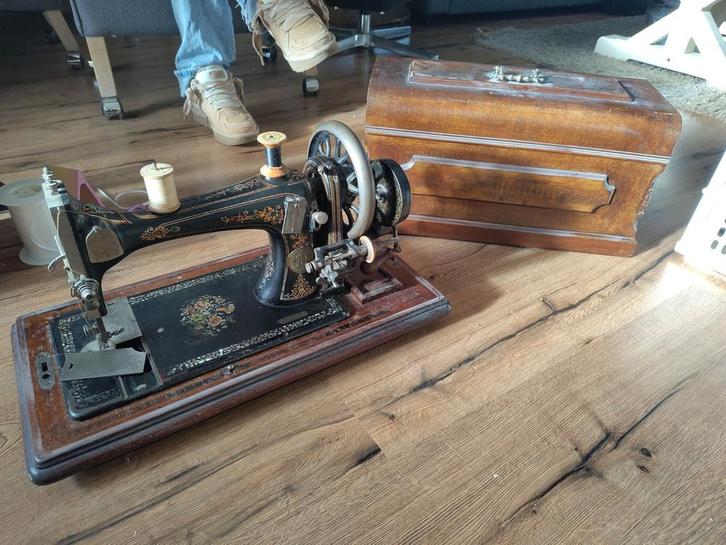 Antieke Naaimachine met Houten Koffer, Antiek en Kunst, Antiek | Naaimachines, Ophalen