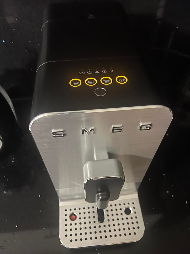 SMEG volautomatische espresso koffiemachine, Witgoed en Apparatuur, Koffiezetapparaten, Afneembaar waterreservoir, Koffiemachine