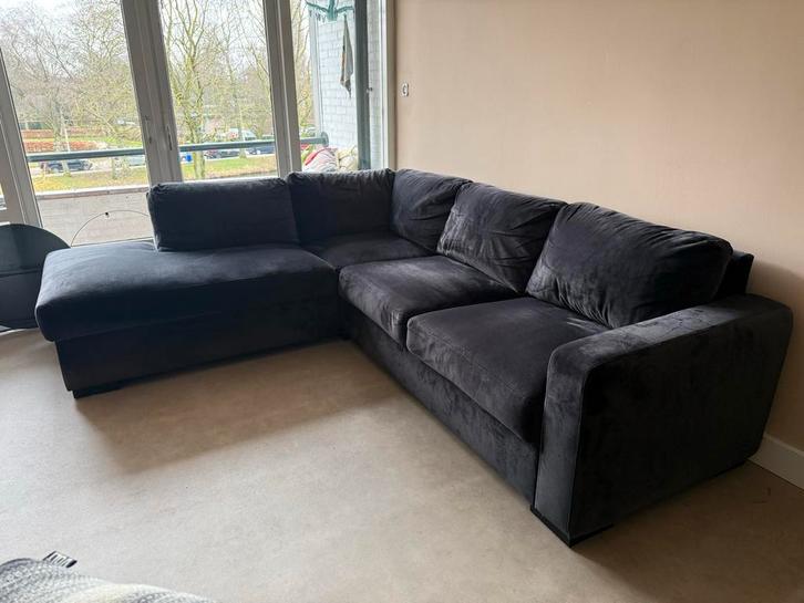 Leenbakker Tom Hoekbank Zwart Velvet, Huis en Inrichting, Banken | Bankstellen, Zo goed als nieuw, Hoekbank, Vierpersoons of meer