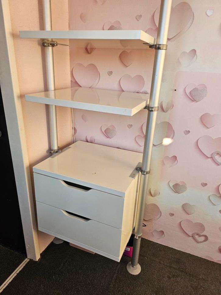 Zwevend Bureau tussen 2 palen met schuif laden., Huis en Inrichting, Bureaus, Zo goed als nieuw, Ophalen