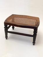 Antiek houten voetenbankje met webbing, biezen zitting, Ophalen, Minder dan 50 cm, Gebruikt, Minder dan 50 cm