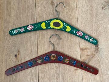 Vintage kledinghangers / kleerhangers beschilderd bloemen beschikbaar voor biedingen