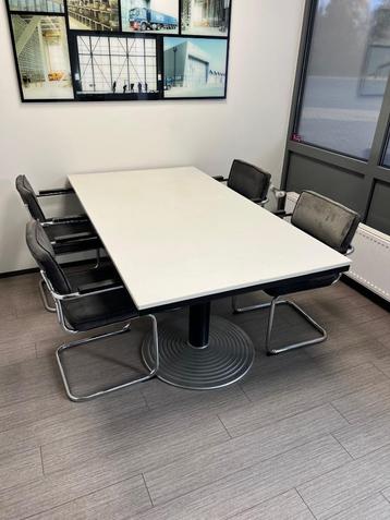 tafel met vier stoelen beschikbaar voor biedingen