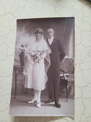 Oude ongelopen kaart bruidsfoto beschikbaar voor biedingen