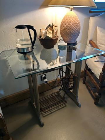 Sidetable vintage beschikbaar voor biedingen