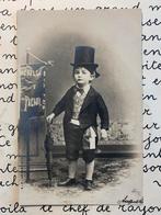 1902 Jongetje met hoge hoed en paraplu (BB), Ophalen of Verzenden, Voor 1920, Gelopen, Kinderen