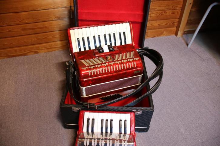 TE KOOP ACCORDEON, Muziek en Instrumenten, Accordeons, Gebruikt, Toetsaccordeon, 48-bas, Overige merken, Met koffer, Met riemen