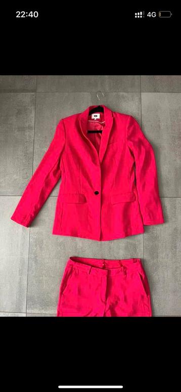Felroze dames pak WE fashion beschikbaar voor biedingen