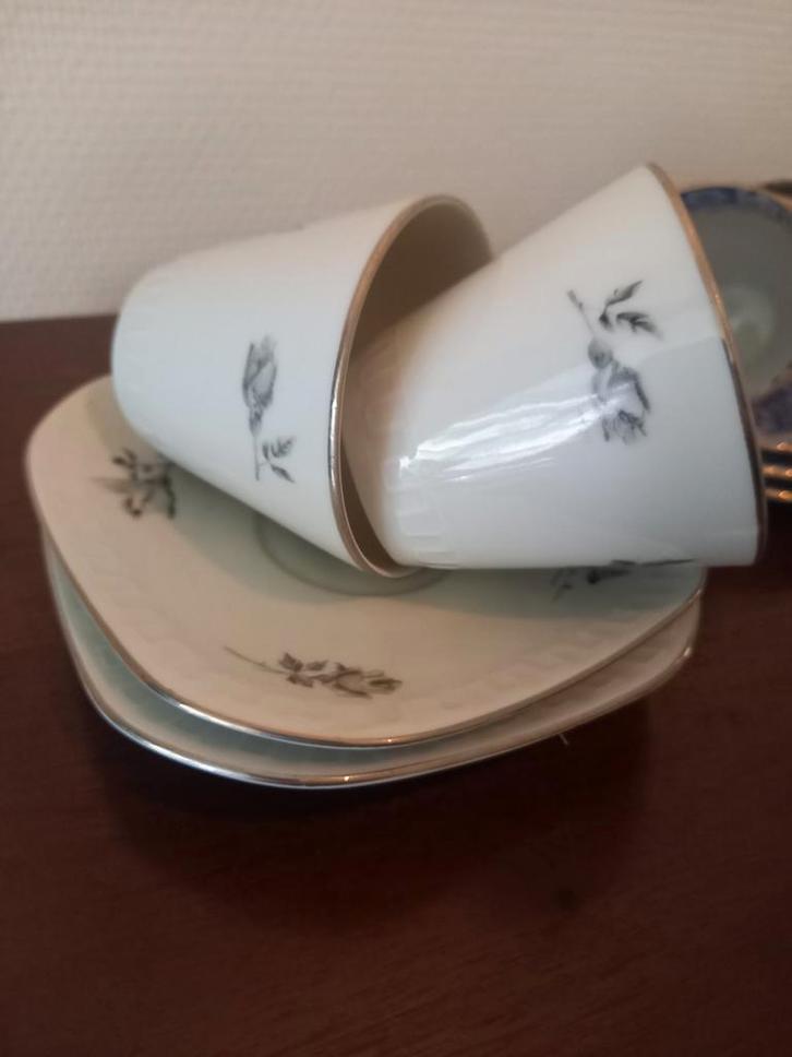 Vintage Kop en Schotels - Wit met Bloemen, Huis en Inrichting, Keuken | Servies, Gebruikt, Kop(pen) en/of Schotel(s), Overige stijlen