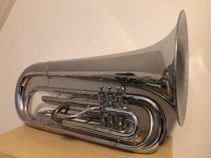 DEG Dynasty - Bb - marching tuba - schouder bas, Muziek en Instrumenten, Blaasinstrumenten | Tuba's, Gebruikt, Bes-tuba, Met koffer of draagtas