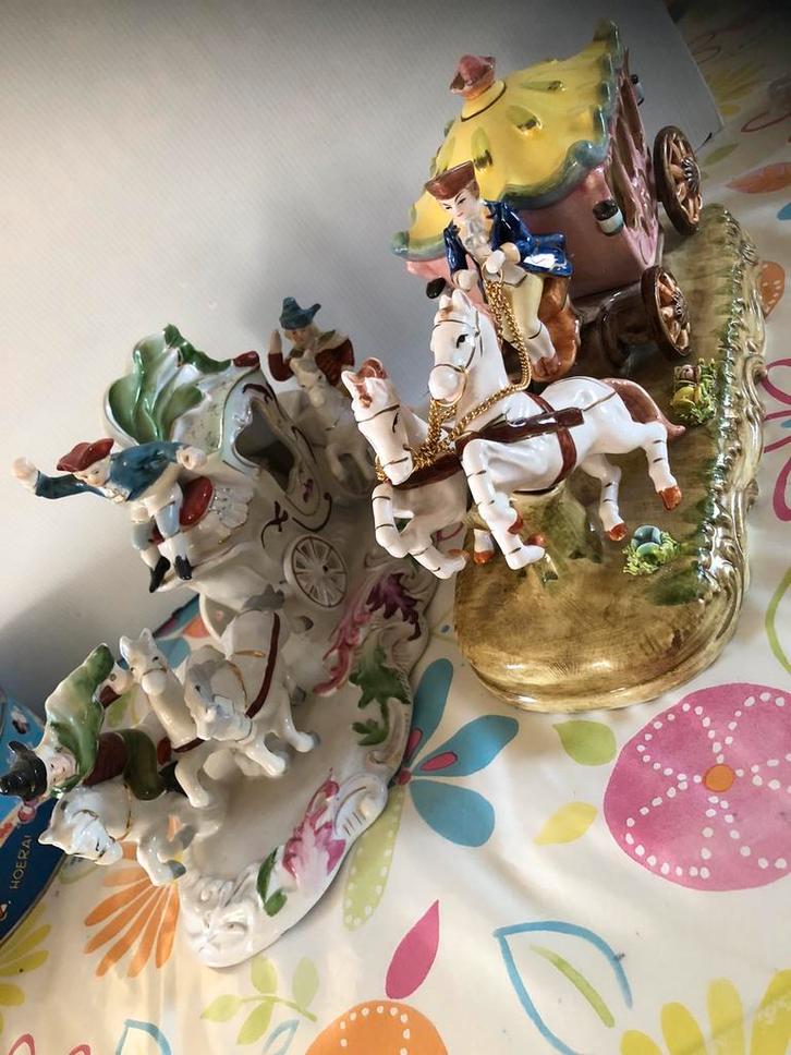 Twee porseleinen koetsen met schade, Antiek en Kunst, Antiek | Porselein, Ophalen of Verzenden