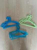 Plastic kinderkleding hangers blauw en groen, Ophalen of Verzenden, Zo goed als nieuw, Jongen of Meisje