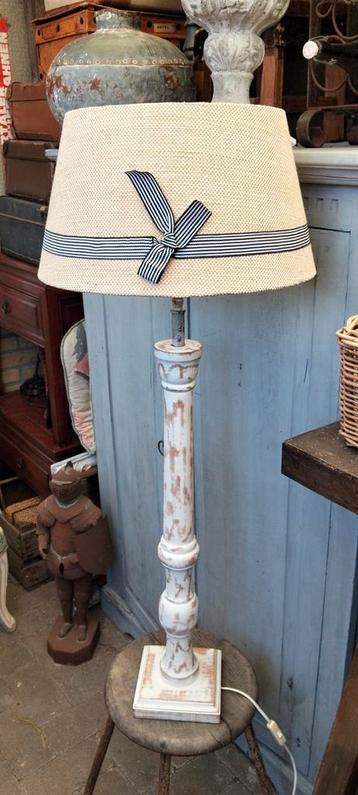 Mooie hoge brocante tafellamp vloerlamp met kap  beschikbaar voor biedingen