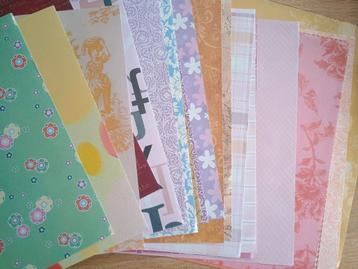 Ruim 100 vellen scrapbook papier 30x30 met extra's beschikbaar voor biedingen