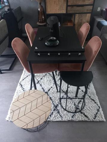 Eettafel en 4 stoelen en meer!!#student beschikbaar voor biedingen