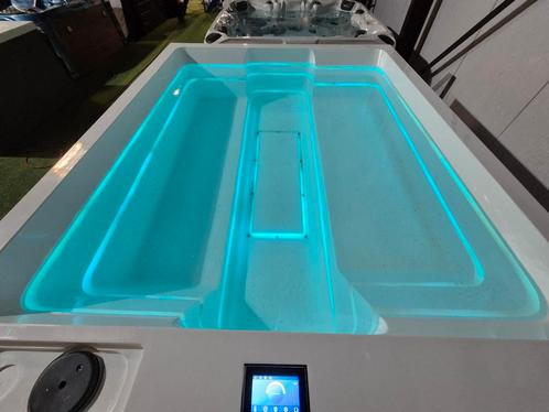 Prachtige design spa nieuwste jacuzzi🌴showmodel nieuw‼️🌴, Tuin en Terras, Bubbelbaden en Hottubs, Gebruikt, Filter, Ophalen of Verzenden