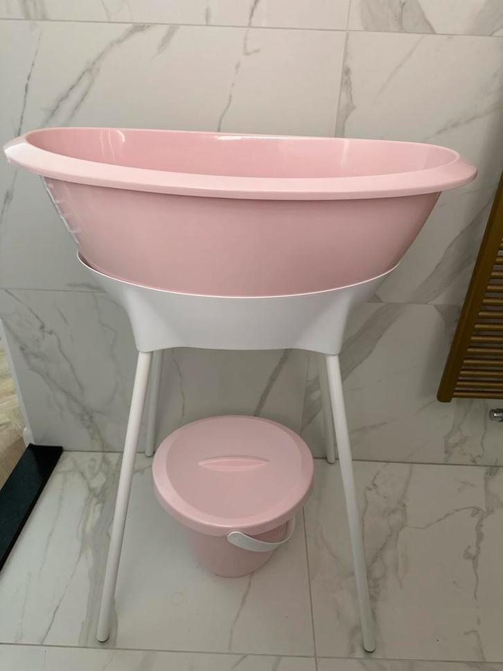 Roze Luma badje met standaard, badinzet en emmer, Kinderen en Baby's, Badjes en Verzorging, Gebruikt, Badje, Overige merken, Standaard