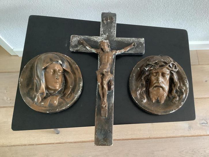 Antiek gipsen kruisbeeld met Jezus en Maria, Antiek en Kunst, Antiek | Religie, Ophalen of Verzenden