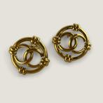 Chanel vintage 24k goldplated logo oorbellen clip-on, Ophalen of Verzenden, Gebruikt, Goud, Overige materialen