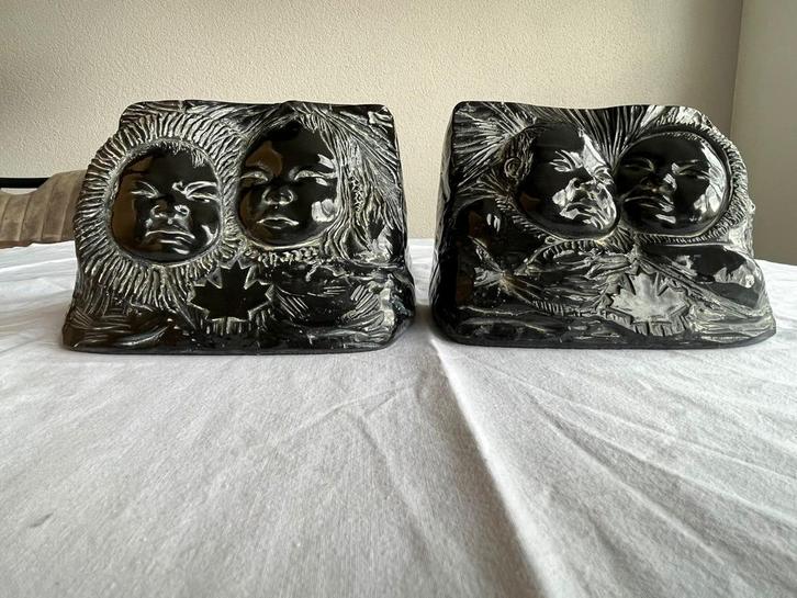 Zwarte Boekensteunen met Inuit Gezichten: Aardik Canada, Antiek en Kunst, Kunst | Beelden en Houtsnijwerken, Ophalen of Verzenden