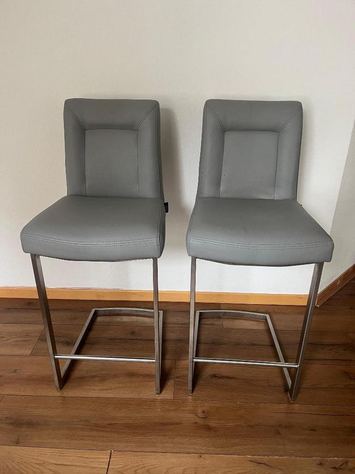 Set van 2 Henders & Hazel barkrukken – grijs leder, RVSframe, Huis en Inrichting, Stoelen, Zo goed als nieuw, Twee, Leer, Metaal