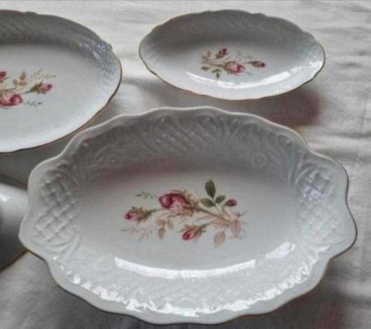 Schumann Arzberg witte relief schalen borden roze roosjes, Antiek en Kunst, Antiek | Servies los, Ophalen of Verzenden